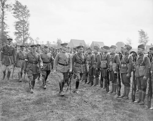 The King with General Lewis, inspecting troops of the American 30th Division, 6 August 1918.