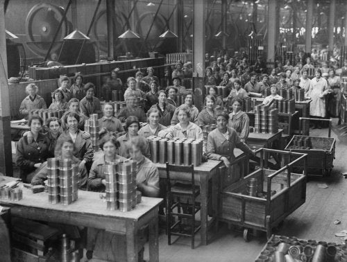 Women war workers range shell cases in the New Case Shop at the Royal Arsenal, Woolwich.
