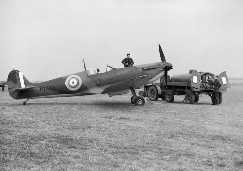 Ground staff refuelling a Supermarine Spitfire Mk IIA of No. 19 Squadron RAF at Fowlmere, near Duxford in Cambridgeshire, September 1940.