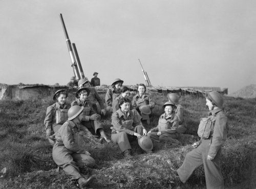 Auxiliary Territorial Service (ATS) women at a 3.7-inch anti-aircraft gun site at Wormwood Scrubs in London, 22 October 1941.