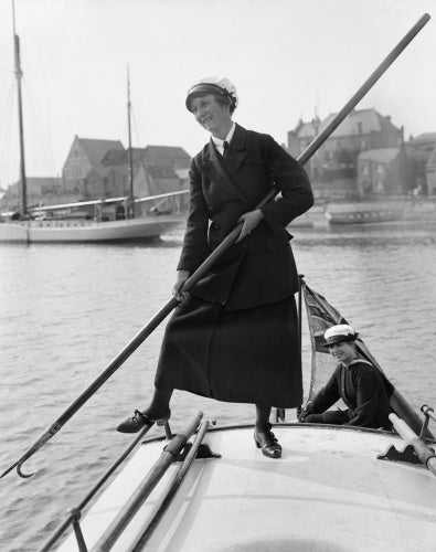 Gladys Wilburn of the Womens Royal Naval Service (WRNS) using a boat-hook to push her motor boat, the BALMACAAN, away from the shore at Southwick harbour, 1918.