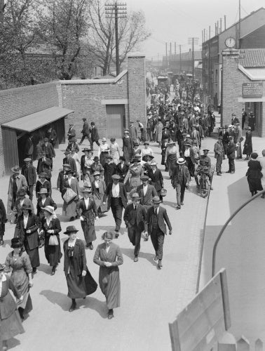 Workers at the Royal Arsenal, Woolwich, London, leave from the Fourth Gate, by Plumstead station, May 1918.