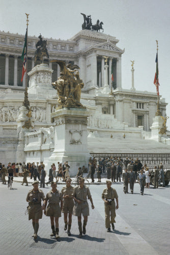 Allied troops by the Vittoria Emmanuel Memorial.